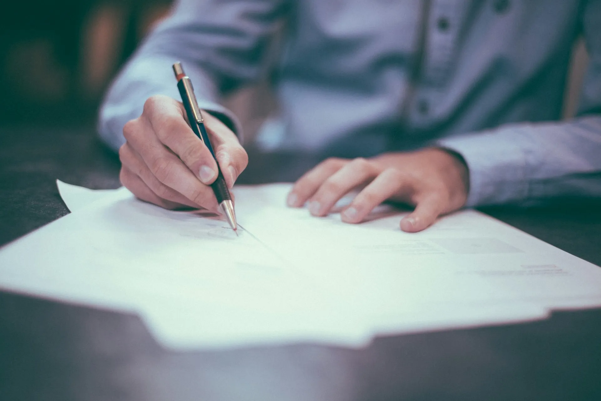 Professionnel en train de signer un document officiel